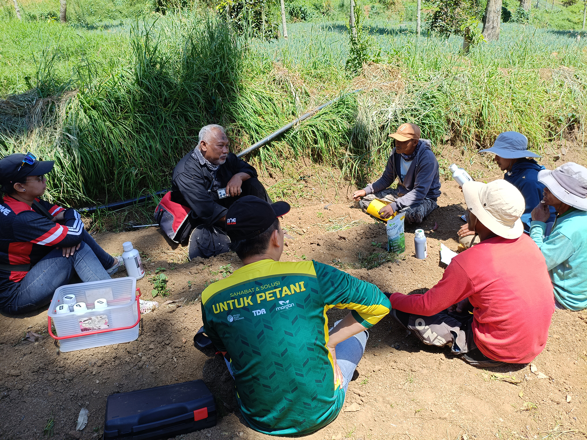 Tim PT Mitra Agri Organik sedang berdiskusi